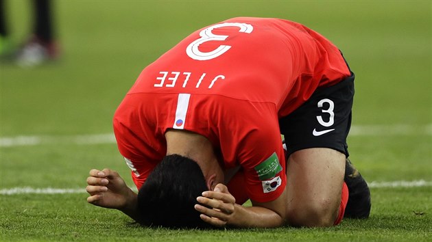 Jihokorejsk fotbalista Lee Jae-ik zklaman z porky ve finle MS do 20 let.