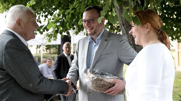Mezi gratulanty byl i bval premir Petr Neas s manelkou Janou. (19. ervna 2019)