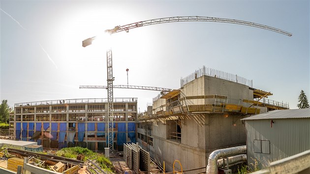 V Oblastn nemocnici v Nchod dlnci buduj dv nov budovy (11. 6. 2019).