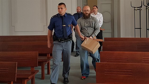 Z vrady estadvacetiletho mue nedaleko Ae na Chebsku jsou obalovan bval policista Martin Novotn (vzadu) a jeho znm Ale eptk. (10. 6. 2019)