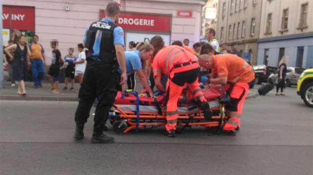 Policist proetuj nehodu v Plzni, pi kter se zranila dvka. Ta vypadla z jedoucho vozidla.