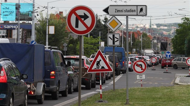 idie v Plzni potrp dal nov uzavrka. Kvli opravm tramvajov trati je pro osobn dopravu uzavena kiovatka na Slovanech, kde se do nmst Milady Horkov napojuje Malostransk ulice. (13. 6. 2019)