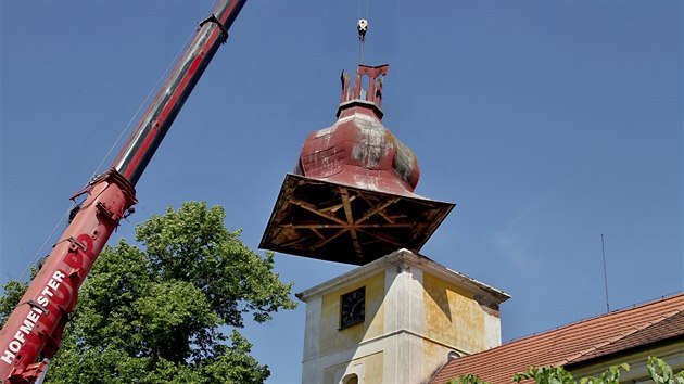 Kostel sv. Petra a Pavla v Doln Lukavici na Plzesku piel o b. Potrv zhruba dva roky, ne ji opravenou vrt zpt. (14. 6. 2019)