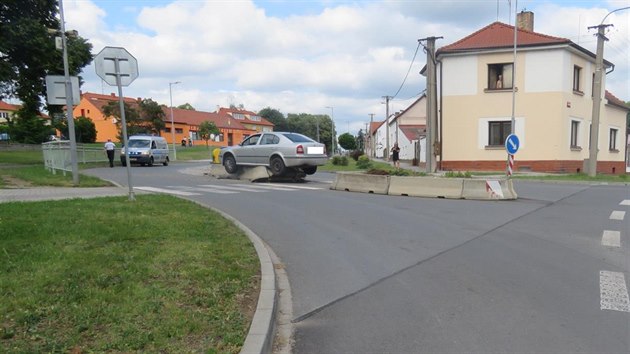 ofr, kter uvzl s autem  na stedovm ostrvku, nadchal kolem t promile alkoholu.