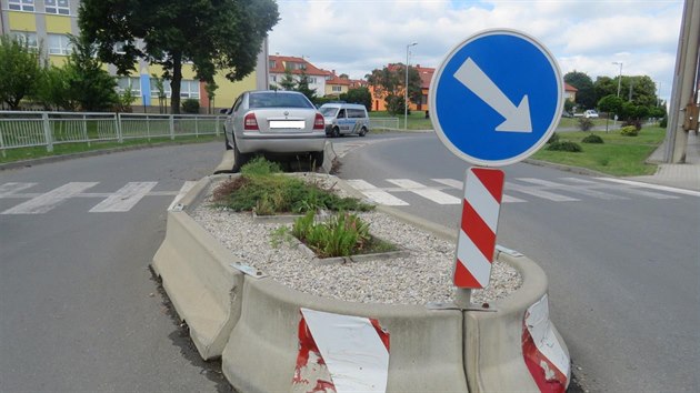 ofr, kter uvzl s autem  na stedovm ostrvku, nadchal kolem t promile alkoholu.