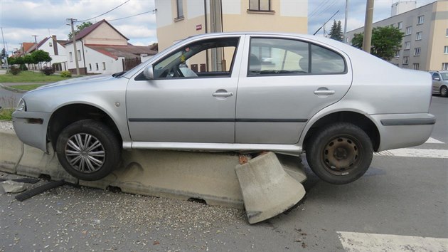 ofr, kter uvzl s autem  na stedovm ostrvku, nadchal kolem t promile alkoholu.