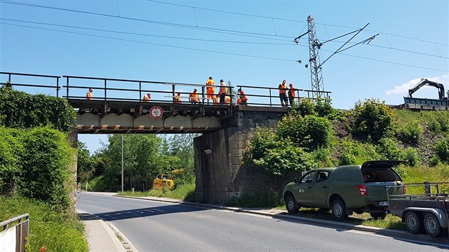 Kvli naruen statice konstrukce elezninho mostu byl zastaven provoz na trati z Chluman do Doban. (18. 6. 2019)