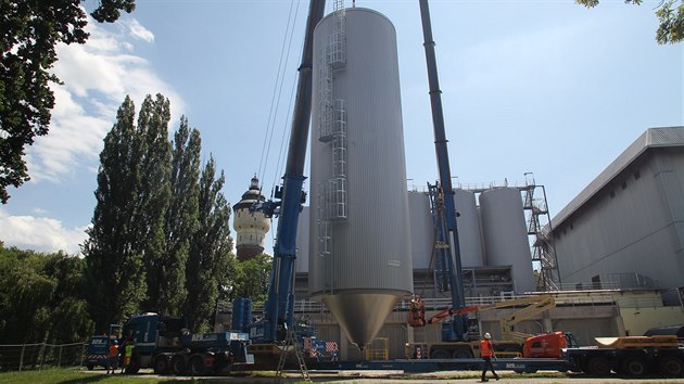 Deset novch leckch tank dorazilo do Plzeskho Prazdroje. Do jednoho se vejde vce ne milion pllitr piva. (18. 6. 2019)