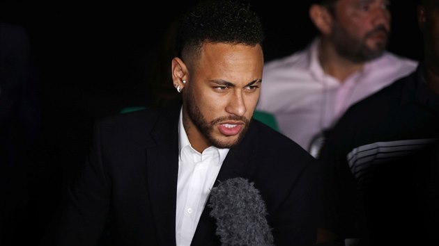 Brazilsk fotbalista Neymar opout policejn stanici v Sao Paulu. U vslechu opakovan popel, e by znsilnil modelku Najilu Trindadeovou.