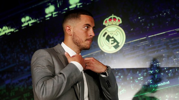 Momentka ze slavnostnho pedstaven nov posily Realu Madrid: belgick fotbalista Eden Hazard pichz na tiskovou konferenci.