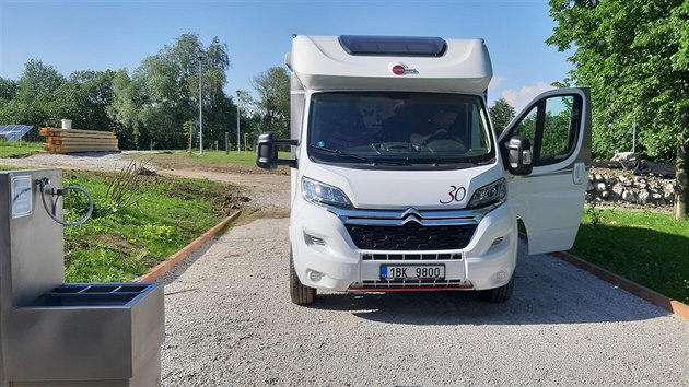 Ve tramberku oteveli stellplatz a pro 20 karavan.