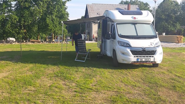 Ve tramberku oteveli stellplatz a pro 20 karavan.