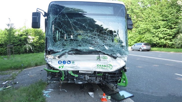 Stet s autobusem peplil auto. idi na mst zemel.