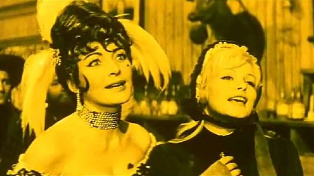 Kvta Fialov a Olga Schoberov coby Torndo Lou a Winnifred ve filmu Limondov Joe aneb Kosk opera (1964)