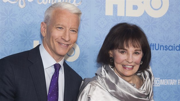 Modertor Anderson Cooper a jeho matka, mdn ikona Gloria Vanderbiltov (New York, 4. dubna 2016)