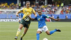 Brazilská fotbalistka Marta střílí přes australskou soupeřku Emily Gielnikovou. Brazilská fotbalistka Marta střílí přes australskou soupeřku Emily Gielnikovou.
