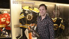 Útočník Bostonu David Pastrňák v Síni slávy českého hokeje v Praze pózuje s... Útočník Bostonu David Pastrňák v Síni slávy českého hokeje v Praze pózuje s...