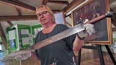 Kurátorka výstavy Miluše Kobesová s mečem z počátku 17. století, který údajně... Kurátorka výstavy Miluše Kobesová s mečem z počátku 17. století, který údajně...
