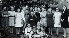 Kazia Gerechová (třetí zprava) společně s dalšími polskými dětmi v Tengeru na... Kazia Gerechová (třetí zprava) společně s dalšími polskými dětmi v Tengeru na...