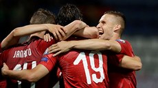 IRÁ RADOST. etí fotbalisté slaví branku proti erné Hoe.