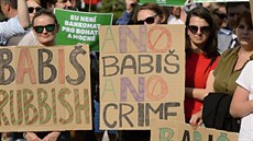 Asi dvě stovky převážně českých občanů protestovaly v Bruselu u budovy Evropské... Asi dvě stovky převážně českých občanů protestovaly v Bruselu u budovy Evropské...