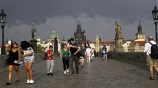 Turisty na Karlově mostě v Praze náhlá bouřka s průtrží mračen nepřekvapila.... Turisty na Karlově mostě v Praze náhlá bouřka s průtrží mračen nepřekvapila....