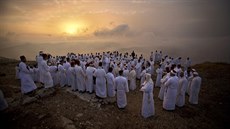 MODLITBA. lenové starobylé idovské komunity Samaritán se modlí bhem svátku...