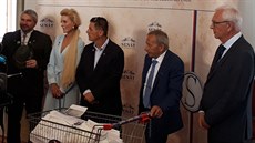 Více než 100 podpisů pod peticí za právo držet zbraň převzali senátoři. Petici... Více než 100 podpisů pod peticí za právo držet zbraň převzali senátoři. Petici...