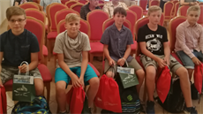 Pět školáků na koupališti ve Veselí nad Moravou zachránilo topící se holčičku,... Pět školáků na koupališti ve Veselí nad Moravou zachránilo topící se holčičku,...