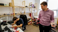 Jan Mittner s drony závodí, provozuje e-shop, kde je prodává, a stíhá i...