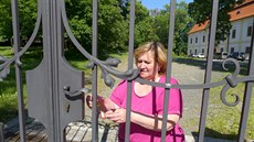 Když jdou turisté do muzea v Chotěboři, musí u brány zámku čekat na průvodkyni,... Když jdou turisté do muzea v Chotěboři, musí u brány zámku čekat na průvodkyni,...