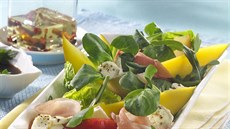 Salát s mozzarellou, ovocem a prosciuttem Salát s mozzarellou, ovocem a prosciuttem