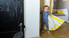 Tabulovou barvu lze použít i na dveře, nejen na stěnu. Máte tak šanci... Tabulovou barvu lze použít i na dveře, nejen na stěnu. Máte tak šanci...