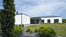 Hliníková pergola zastiňuje a chrání prostornou terasu, u oken byly využity... Hliníková pergola zastiňuje a chrání prostornou terasu, u oken byly využity...