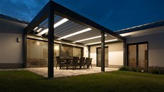 Zabudované LED osvtlení usnaduje vyuívání terasy i pozd veer.