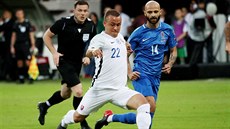 Slovenský fotbalista Stanislav Lobotka stílí gól v duelu s Ázerbájdánem.