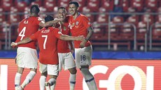 Chilský fotbalista Eduardo Vargas (druhý zprava) se raduje se spoluhráči z gólu... Chilský fotbalista Eduardo Vargas (druhý zprava) se raduje se spoluhráči z gólu...