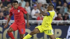 Americký fotbalista Weston Mckennie (vlevo) v souboji s Neilem Dannsem z Guyany. Americký fotbalista Weston Mckennie (vlevo) v souboji s Neilem Dannsem z Guyany.