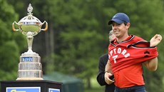 Rory McIlroy slaví triumf na Canadian Open v dresu Toronto Raptors. Rory McIlroy slaví triumf na Canadian Open v dresu Toronto Raptors.