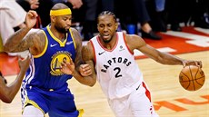 Kawhi Leonard (vpravo) z Toronta se tlačí kolem DeMarcuse Cousinse z Golden... Kawhi Leonard (vpravo) z Toronta se tlačí kolem DeMarcuse Cousinse z Golden...