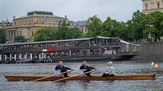 Bývalý olomoucký veslař Radek Šťovíček dostal dřevěný dvojskul na Vltavu. Bývalý olomoucký veslař Radek Šťovíček dostal dřevěný dvojskul na Vltavu.