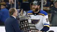Ryan O'Reilly ze St. Louis si přebírá Conn Smythe Trophy, cenu pro... Ryan O'Reilly ze St. Louis si přebírá Conn Smythe Trophy, cenu pro...