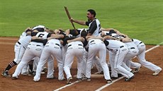 Novozélandští softbalisté se před zápasem hecují maorským tancem haka. Novozélandští softbalisté se před zápasem hecují maorským tancem haka.