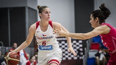 Česká křídelnice Karolína Elhotová (vlevo) v zápase s Lotyšskem. Česká křídelnice Karolína Elhotová (vlevo) v zápase s Lotyšskem.