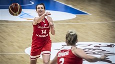 Česká basketbalistka Tereza Krakovičová (vlevo) přihrává Kamile Štěpánové. Česká basketbalistka Tereza Krakovičová (vlevo) přihrává Kamile Štěpánové.