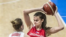 eská basketbalistka Veronika Voráková (vpravo) v zápase s Maarskem