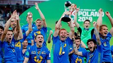Ukrajintí fotbalisté slaví s trofejí pro mistra svta do 20 let.
