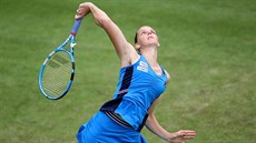 Karolína Plíková podává na turnaji v Birminghamu proti seste Kristýn.