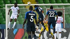 Francouzský fotbalista Jonathan Bamba (v modrém ve výskoku) hlavičkuje před... Francouzský fotbalista Jonathan Bamba (v modrém ve výskoku) hlavičkuje před...