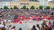 V historickém centru Trutnova děti odehrály „cup song“ (13. 6. 2019). V historickém centru Trutnova děti odehrály „cup song“ (13. 6. 2019).